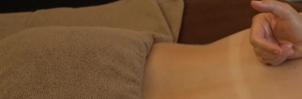 Een vrouw krijgt een diepte massage in Kruibeke